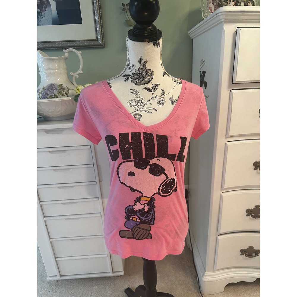 Peanuts Snoopy Joe Cool Chill Graphic V-Neck T-Shirt Pink Short Sleeve